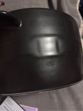 Longaberger Black Ceramic pot /without lid with sad silicone potholders.